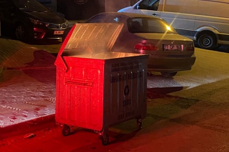 Bursa'da konteynerlere sorumsuzca atılan izmaritler yangına neden oluyor!