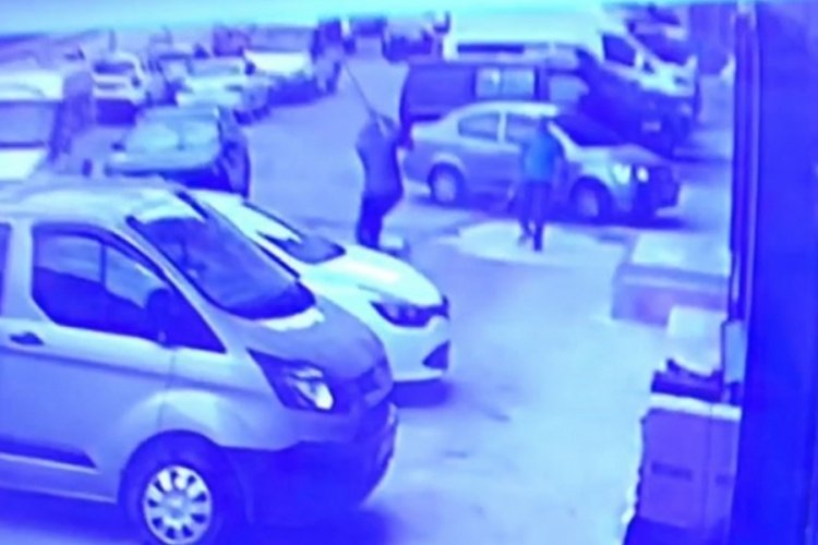 Sokak k&ouml;peğine k&uuml;rekle saldırı! G&ouml;r&uuml;nt&uuml;ler b&uuml;y&uuml;k tepki topladı
