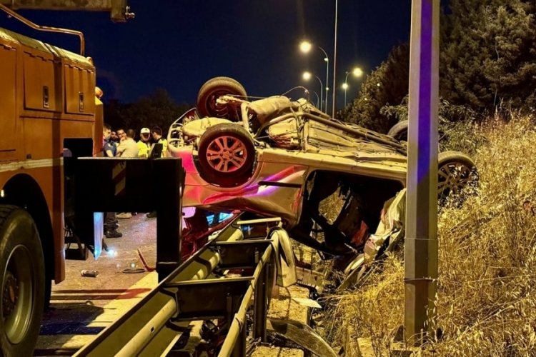 Kocaeli'de bariyere &ccedil;arparak devrilen otomobildeki 3 kişi &ouml;ld&uuml;