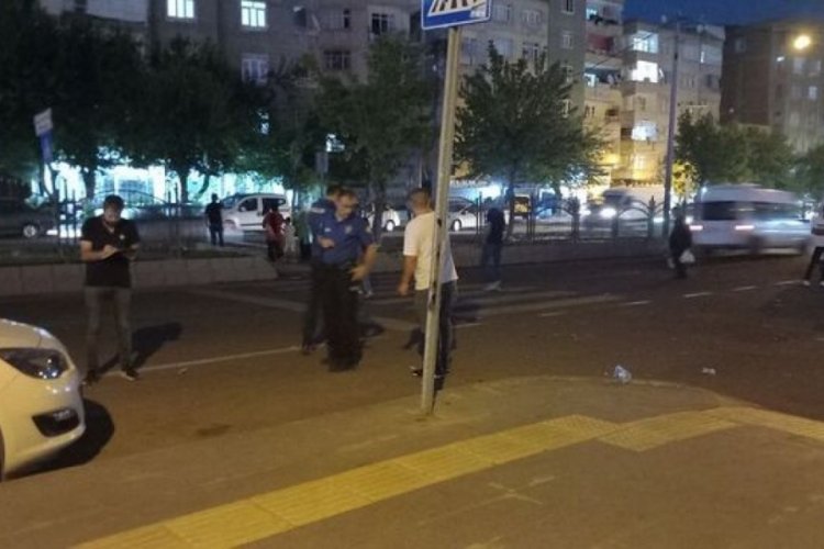 Diyarbakır'da yolun karşısına ge&ccedil;meye &ccedil;alışan kadına otob&uuml;s &ccedil;arptı!