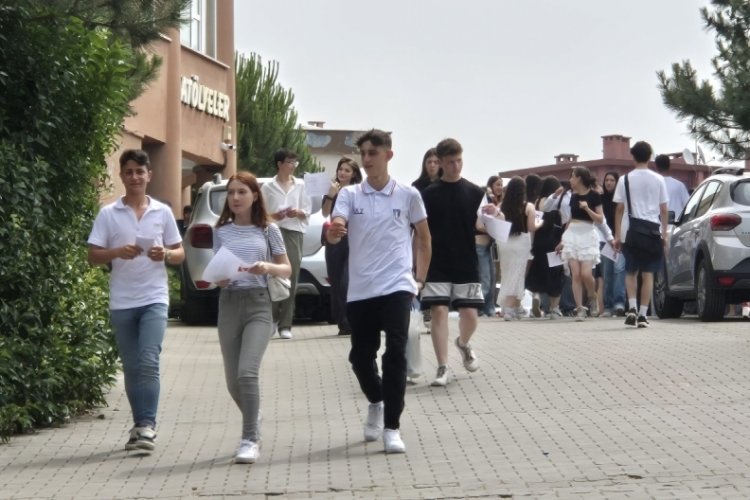 Bursa'da karne heyecanı! &Ouml;ğrenciler tatile adım attı