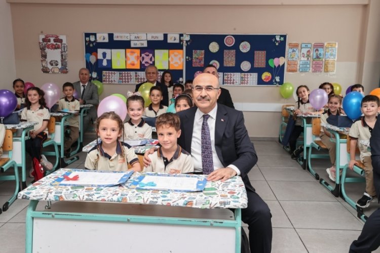 Bursa Valisi Demirtaş, &ouml;ğrencilere karne dağıttı
