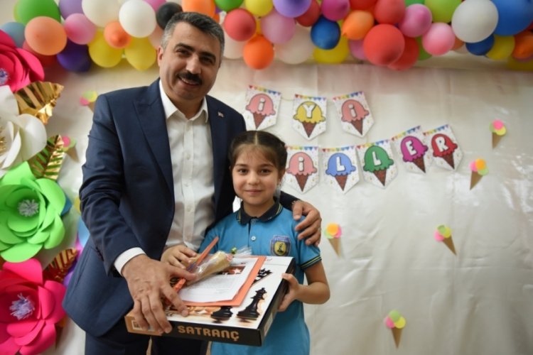 Bursa Yıldırım Belediye Başkanı Yılmaz karne alanları tebrik etti