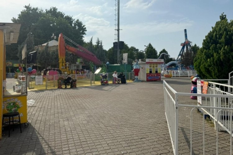 Bursa'da karne g&uuml;n&uuml;nde lunapark boş kaldı