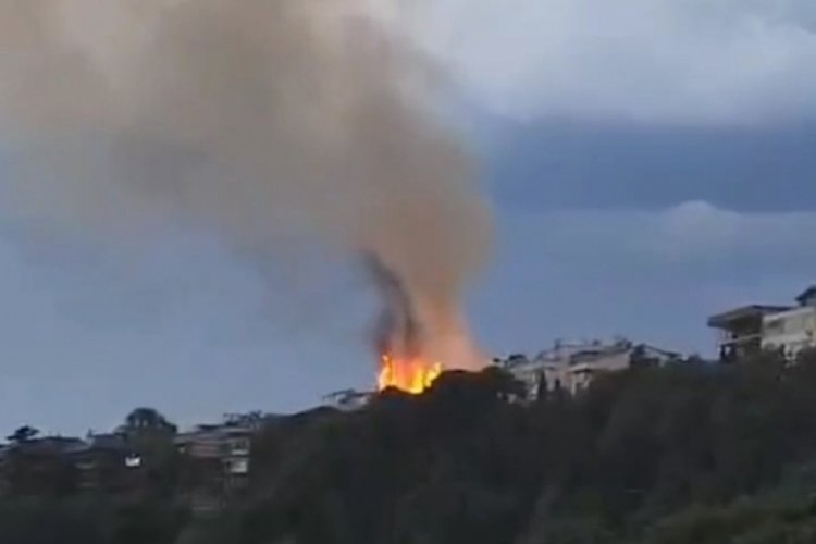 İstanbul'da ahşap bina alev alev yandı