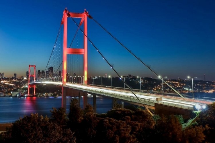 15 Temmuz Şehitler K&ouml;pr&uuml;s&uuml; tek y&ouml;nl&uuml; trafiğe kapatıldı: Ş&uuml;pheli ara&ccedil; alarmı