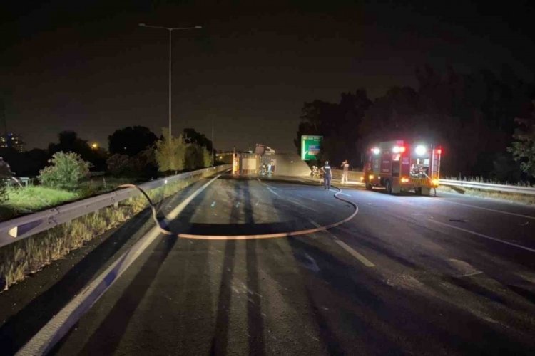 Doğalgaz y&uuml;kl&uuml; tır devrildi, otoyol trafiğe kapatıldı