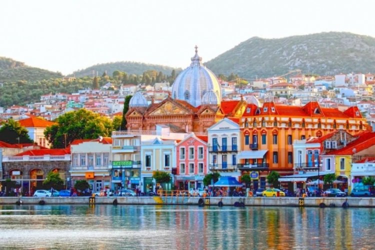 Midilli Adası feribot seferlerinde bayram tatili yoğunluğu başladı