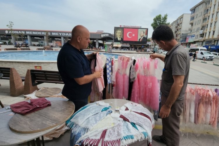 Bursa'da fenomen muhtardan &ccedil;ocuklara &uuml;cretsiz bayram kıyafeti