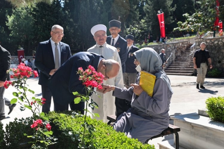 Bursa Valisi'nden şehitliklere ziyaret
