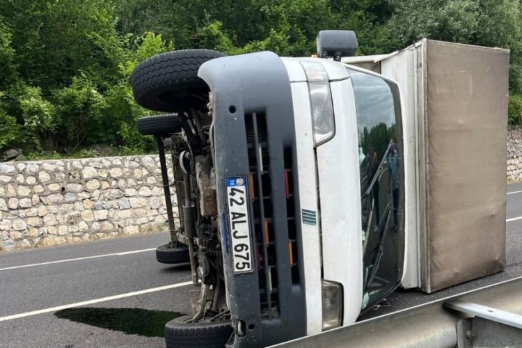 Bursa'da kontrolden &ccedil;ıkan kamyonetteki 3 kişi yaralandı