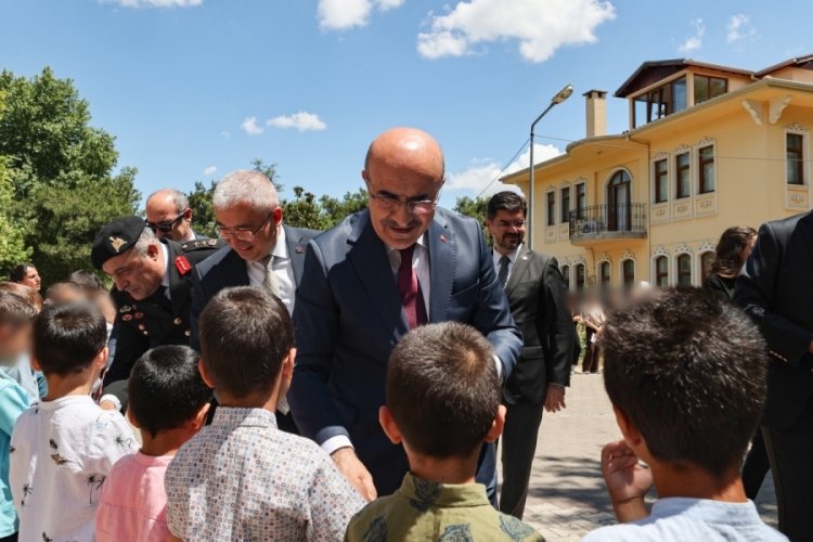 Bursa Valisi Demirtaş, &ccedil;ocuklarla bir araya geldi