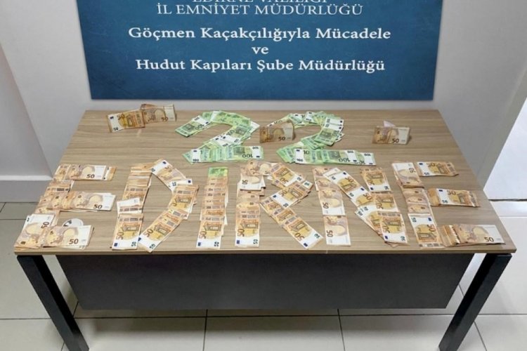 Edirne'de g&ouml;&ccedil;men ka&ccedil;ak&ccedil;ılığı iddiasıyla g&ouml;zaltına alınan 2 kişi tutuklandı