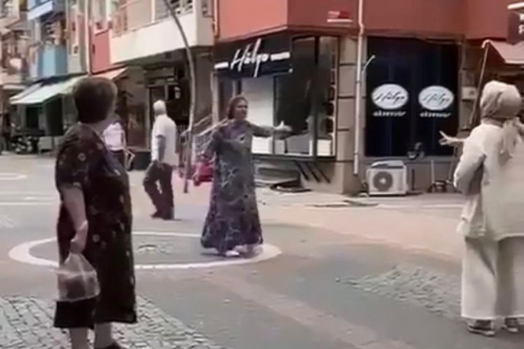 Balıkesir'de G&ouml;nen'de &ouml;fke krizi: Eski eşinin ka&ccedil;tığını d&uuml;ş&uuml;nd&uuml;ğ&uuml; kadının d&uuml;kkanını taşladı