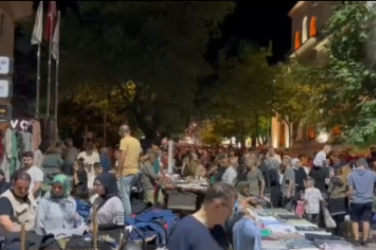 Bursa'da &ccedil;arşı ve pazarlarda alışveriş yapmak isteyenler yoğunluk oluşturdu