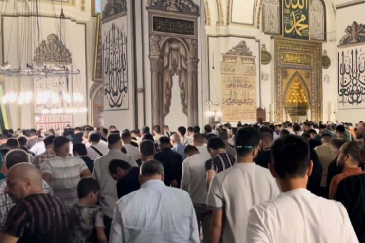 Bursa'da vatandaşlar, bayram namazı i&ccedil;in Ulu Cami'ye akın etti