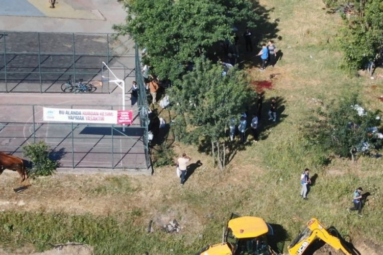 ''Burada kurban kesmek yasaktır" pankartlarının altında kurban kestiler