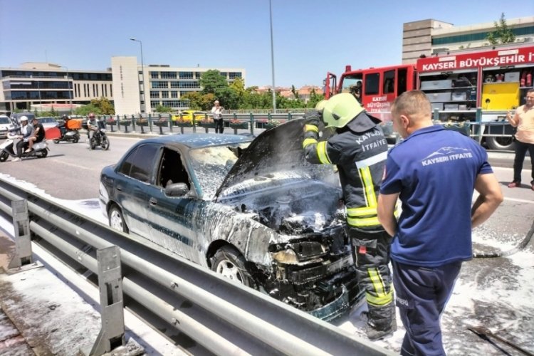 Kayseri'de hareket halindeki otomobil yandı