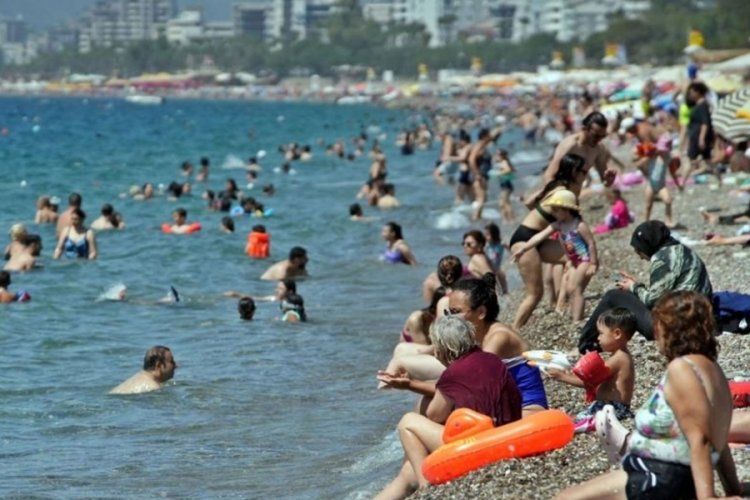 Antalya'da sahillerdeki yoğunluk iki katına &ccedil;ıktı