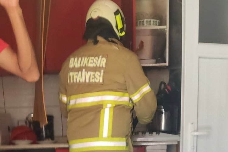 Balıkesir'de&nbsp;ev yangını: &Ccedil;ok b&uuml;y&uuml;meden s&ouml;nd&uuml;r&uuml;ld&uuml;