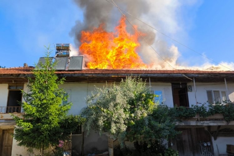 Sakarya'da 2 ev ile depo yandı
