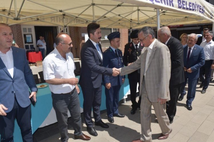 Bursa Yenişehir'de bayramlaşma t&ouml;reni Belediye Meydanı'nda ger&ccedil;ekleştirildi