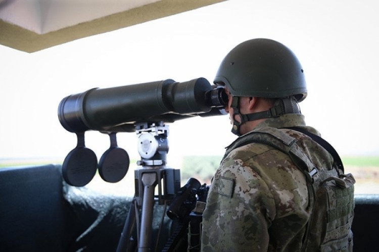 Sınırda n&ouml;bet tutan askere aile ziyareti s&uuml;rprizi: &Ccedil;ifte bayram yaşadı
