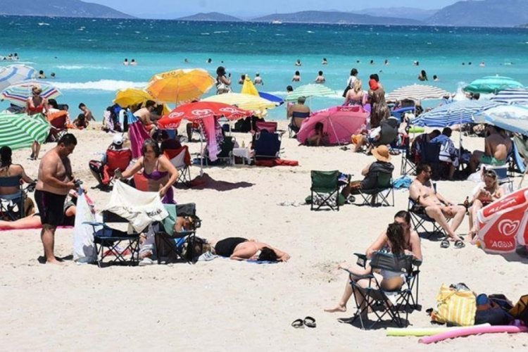 İzmir'in &Ccedil;eşme il&ccedil;esine gelenler halk plajlarına akın etti