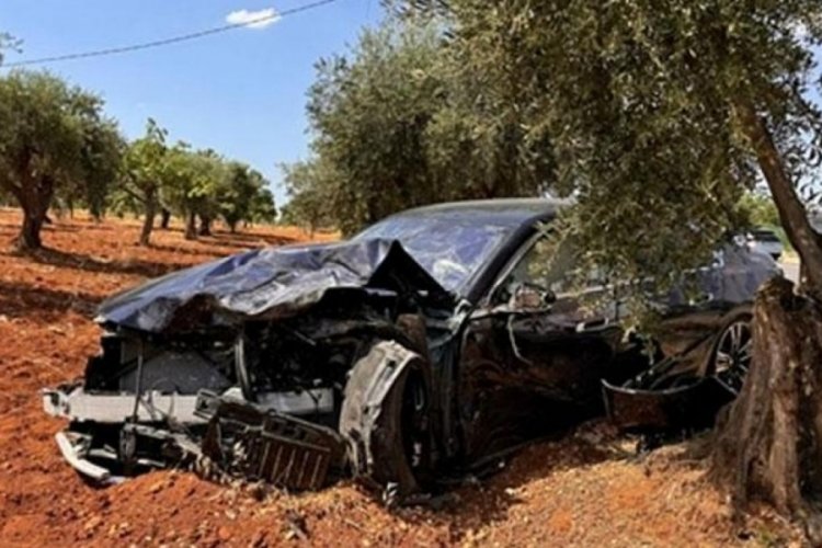 Gaziantep'te hafif ticari ara&ccedil;la otomobil &ccedil;arpıştı! 2 &ouml;l&uuml;, 3 yaralı