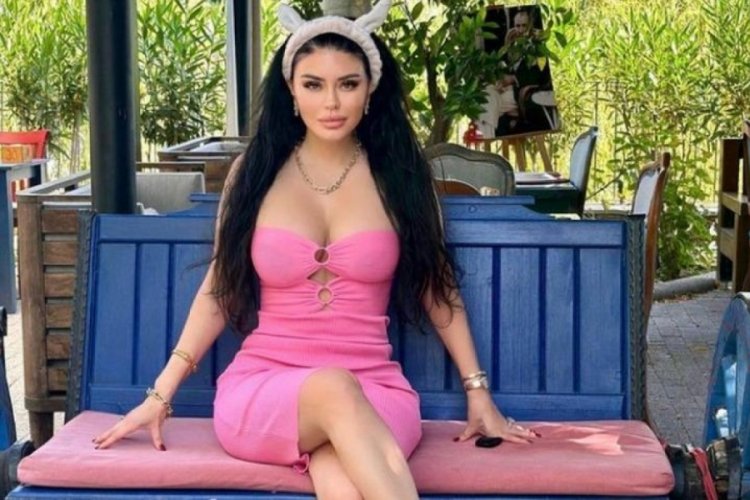 Şarkıcı Ebru Polat bikinisi ile bah&ccedil;e suladı!