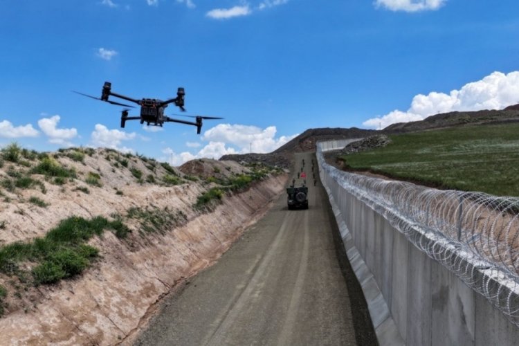 Sınırdaki g&uuml;venlik duvarının 173 kilometresi tamamlandı: 3 sıra jiletli tel &ccedil;ekildi