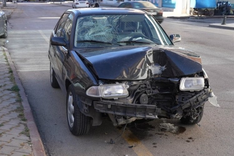 Kırıkkale'de otomobil aydınlatma direğine &ccedil;arptı: 5 yaralı