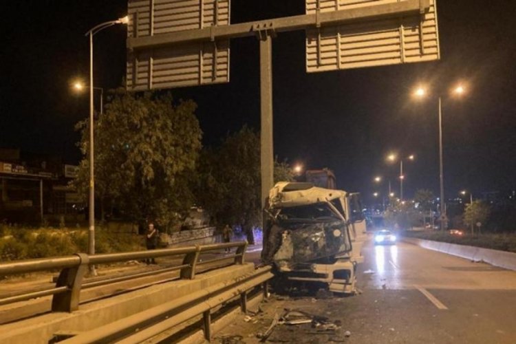 Ankara'da vin&ccedil;in yol tabelasına &ccedil;arptığı kazada 1'i ağır 2 kişi yaralandı