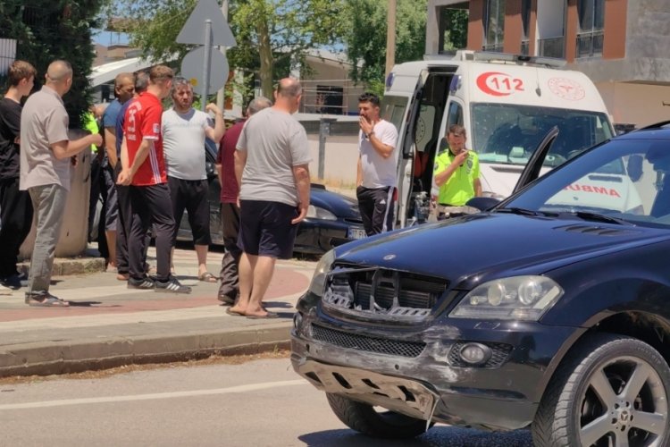Bursa'da cip ile otomobil &ccedil;arpıştı: Yaralılar var