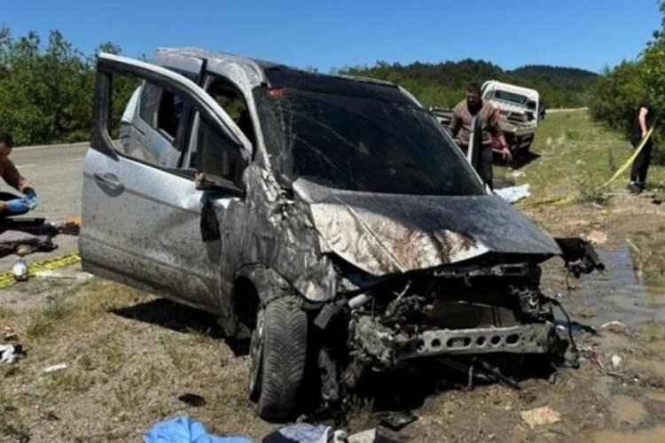 Bayram tatiline gelen aile kaza yaptı: 1 &ouml;l&uuml;, 4 yaralı