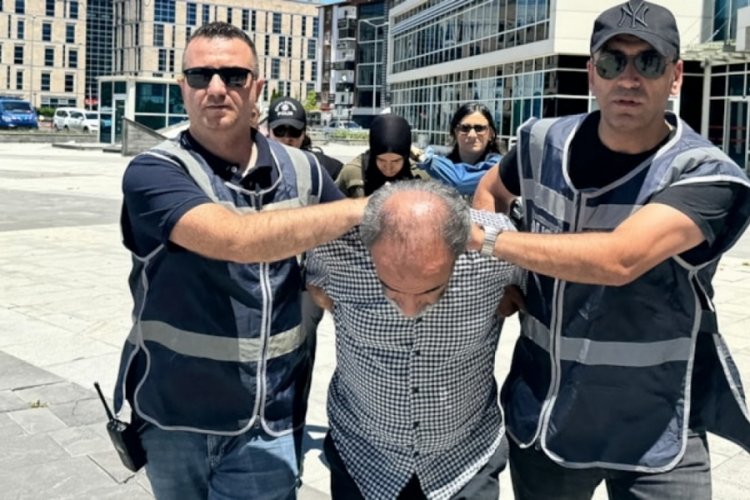 Atat&uuml;rk Anıtı'na balta ile saldırmışlardı