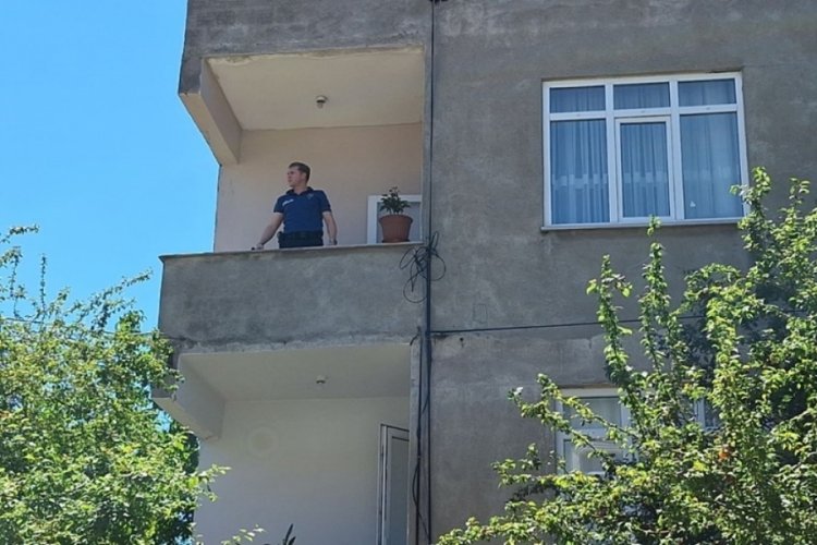 Eşini yaralayıp akrabasını vuran şahıs camide polise teslim oldu