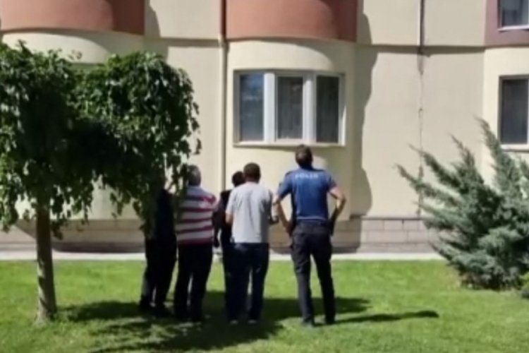 Anneannesine bayramlaşmaya gelen &ccedil;ocuk 9. kattan d&uuml;şt&uuml;