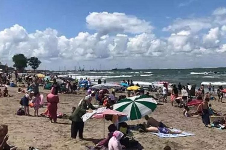 Sakarya'da deniz yasağı kalkınca sahil tıklım tıklım oldu