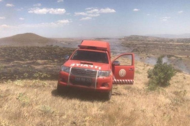 Malatya'da anız yangını! 700 d&ouml;n&uuml;ml&uuml;k arazi k&uuml;le d&ouml;nd&uuml;