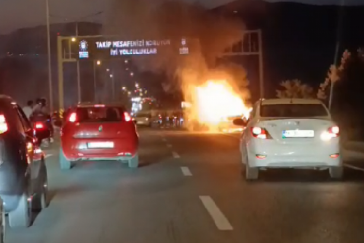 Bursa'da otomobil alev alev yandı!