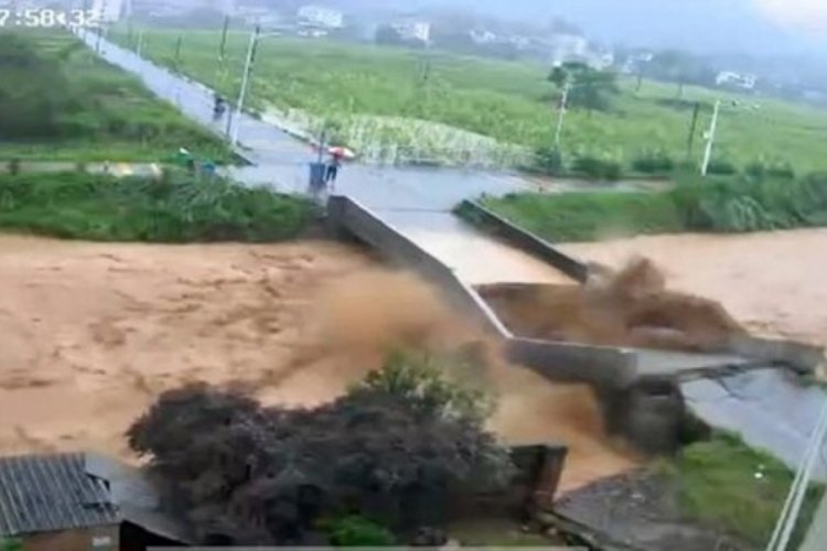 &Ccedil;in'de toprak kayması: 9 &ouml;l&uuml;, 17 kayıp