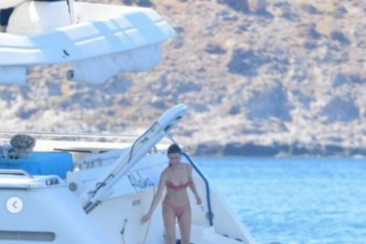 Beren Saat ve Kenan Doğulu l&uuml;ks teknelerinde tatilde! Yıllara meydan okuyor