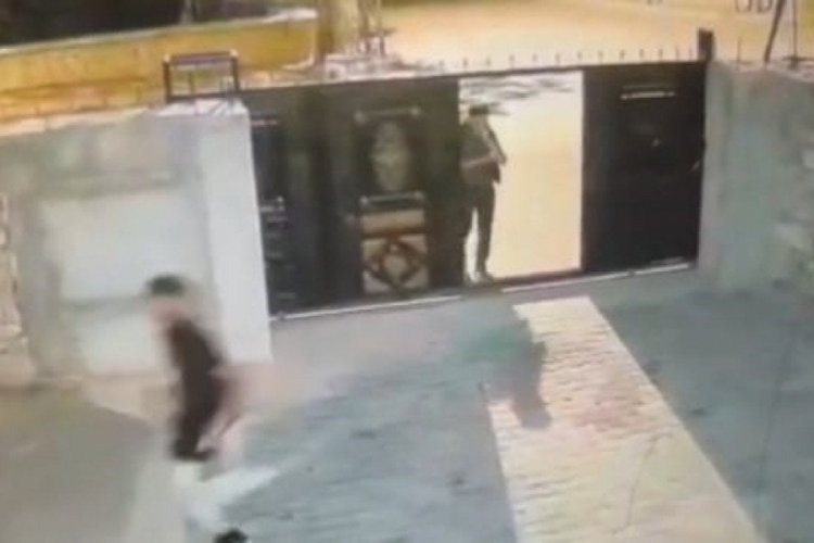 Afyonkarahisar'da husumetlilerinin evini basıp bı&ccedil;aklayarak ka&ccedil;tılar