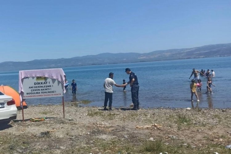 Bursa'da 'g&ouml;le girilmez' tabelasına havlu asıp y&uuml;zd&uuml;ler