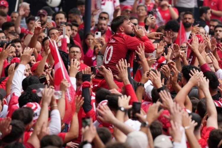 Almanya kırmızı-beyaz oldu! Dortmund'da T&uuml;rk taraftarlardan şov!