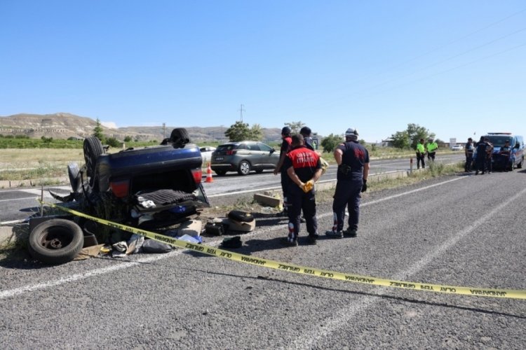 Nevşehir'de ref&uuml;je &ccedil;arpan otomobil havalanarak takla attı: 5 yaralı