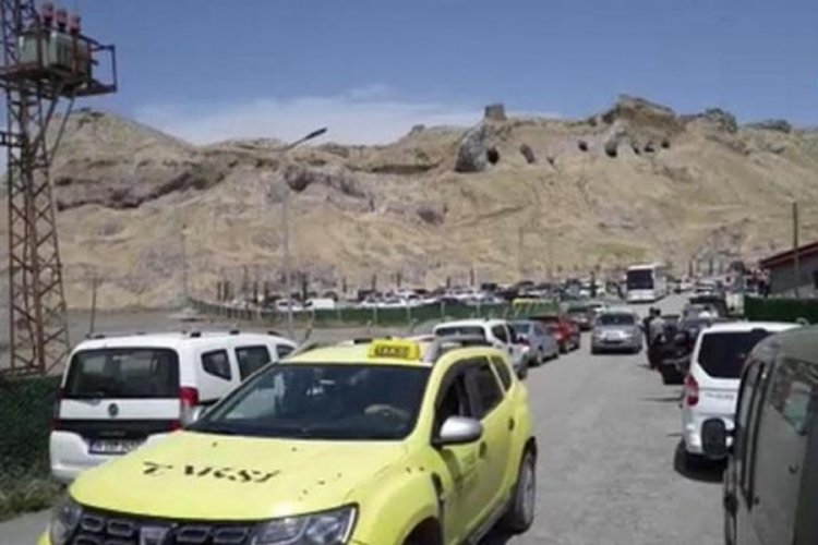 Iğdır'da ziyaret&ccedil;i akınına uğradı! Tuz mağaraları tıklım tıklım oldu