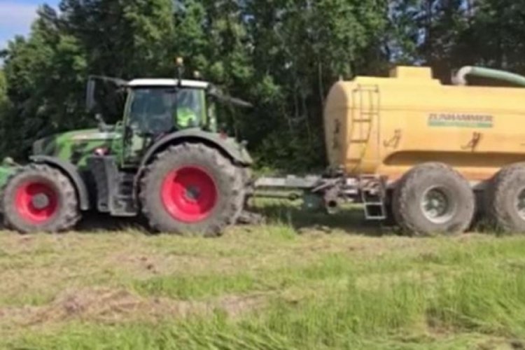 Polonyalı &ccedil;ift&ccedil;ilerden &ccedil;irkin hareket! Belarus sınırına domuz g&uuml;bresi d&ouml;kt&uuml;ler