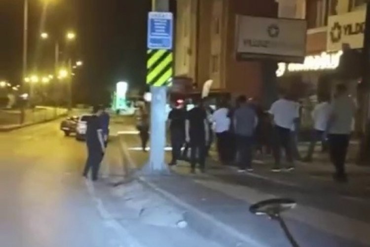 Bursa'da gruplar arası kavgada sokak ringe d&ouml;nd&uuml;